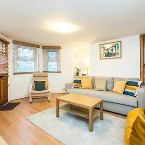 New Stylish 1 Bedroom Flat With Garden | London